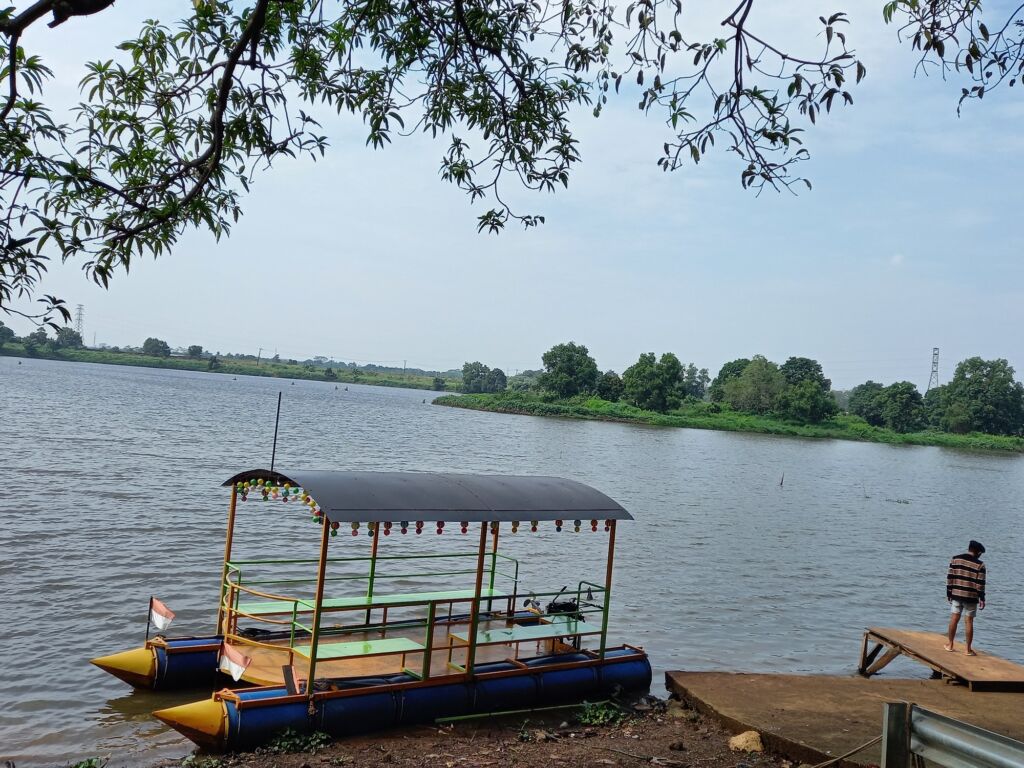 Danau Cibeureum Bekasi 